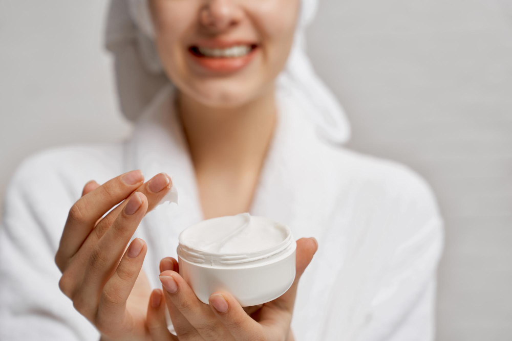 Ar tikrai reikia brangių kremų? Dermatologai įspėja, kas iš tiesų veikia