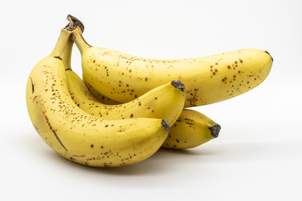Bananas ir prinokę vaisiai.