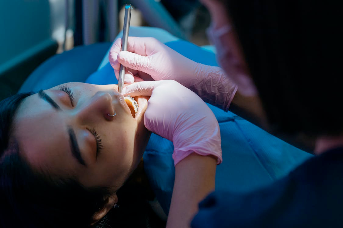 Dantų implantai: septyni mitai, dėl kurių žmonės bijo be reikalo