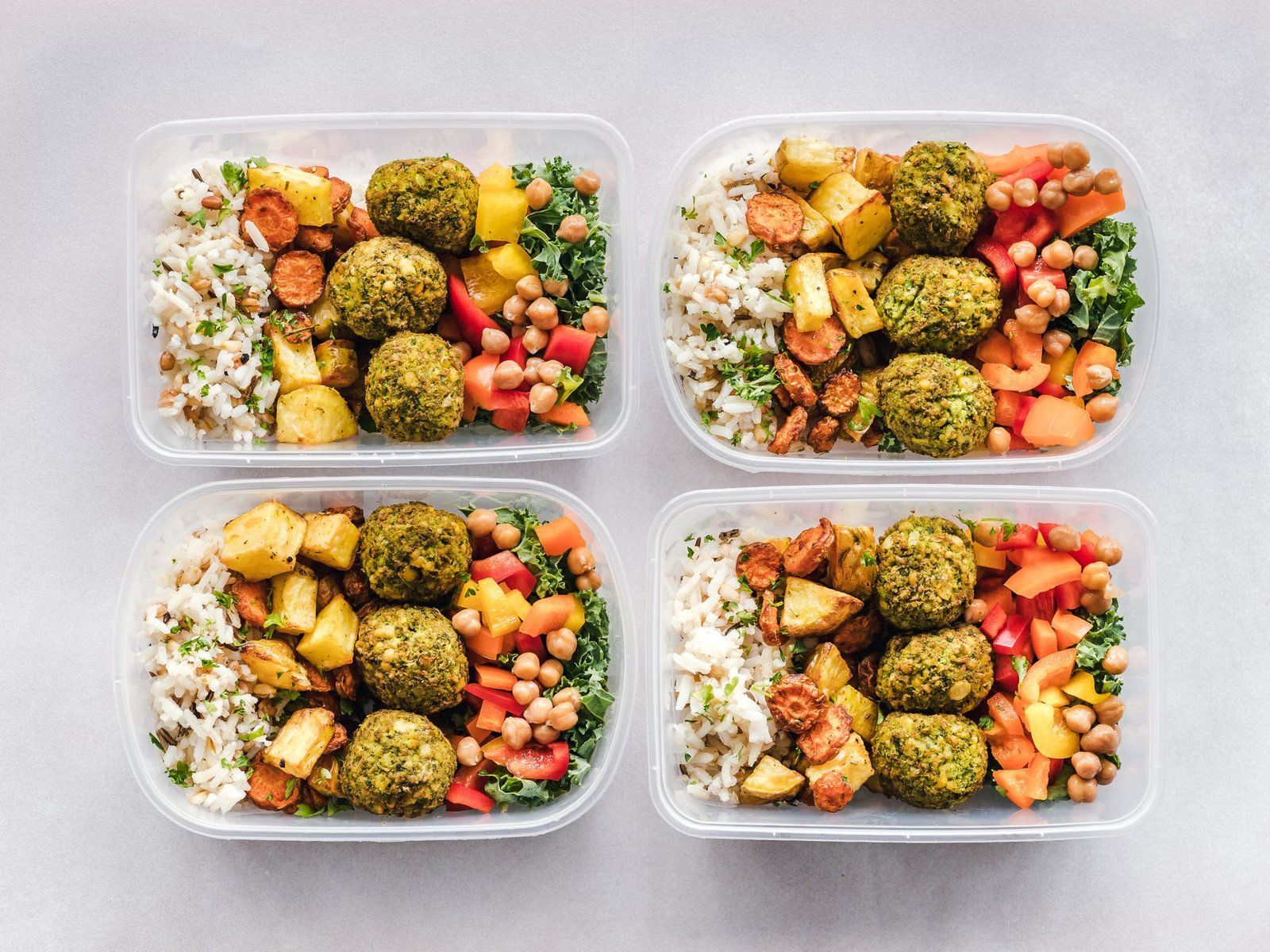 Maisto dėžutės su ryžiais, avinžirniais, daržovėmis ir falafeliais