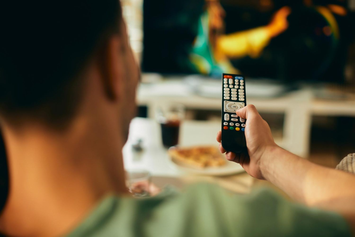 Nuo vieno televizoriaus iki pramogų kišenėje: kaip per du dešimtmečius pasikeitė mūsų vakarai