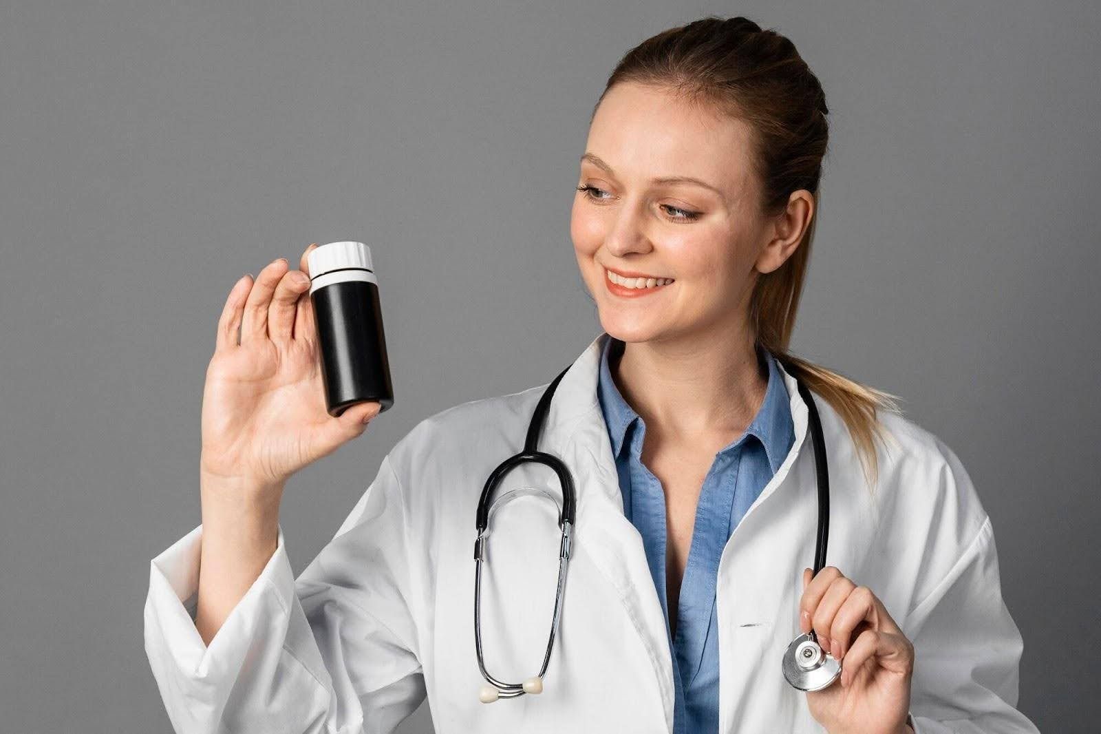 Socialiniai tinklai stumia pacientus prie pavojingų maisto papildų: NHS darbuotojai praranda brangų laiką klaidų taisymui