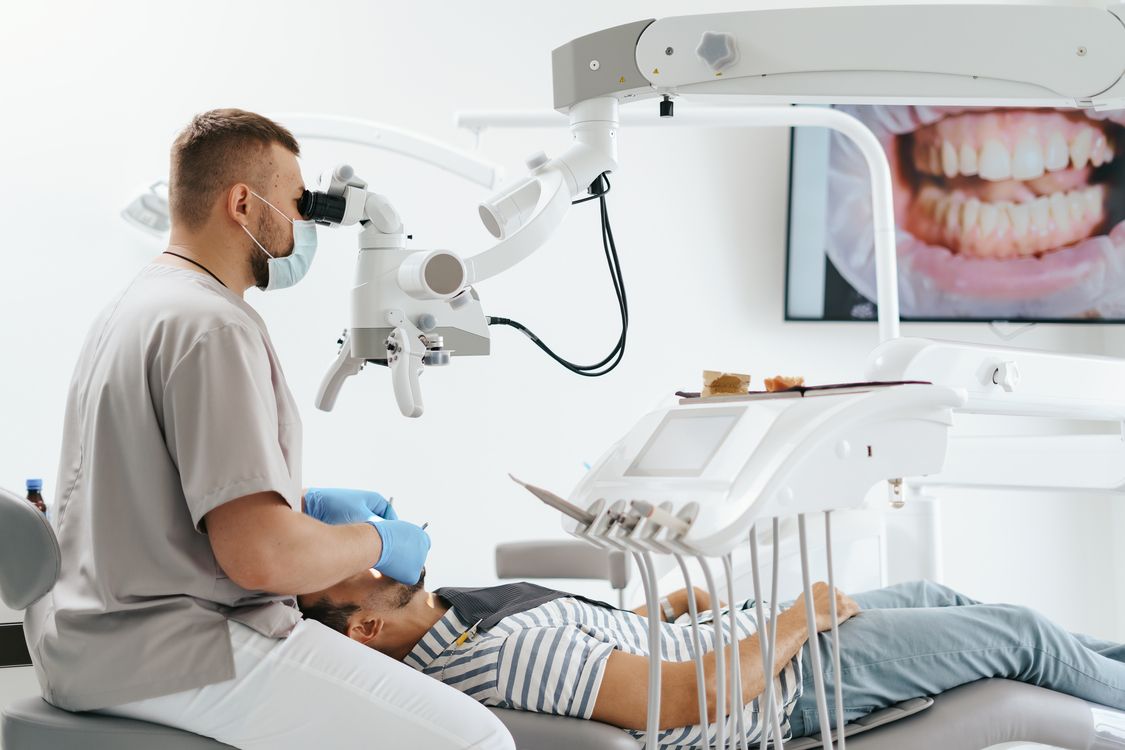 Odontologas atlieka profesionalią burnos higieną