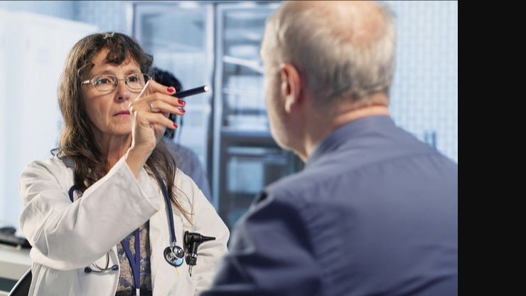 Vyresnis žmogus ramiai ilsisi namuose po kataraktos operacijos