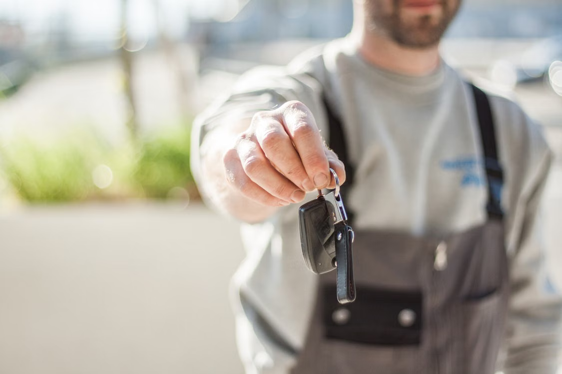 „Man 23-eji, ar išnuomos?“ ir kiti klausimai, kuriuos žmonės užduoda prieš nuomodamiesi automobilį