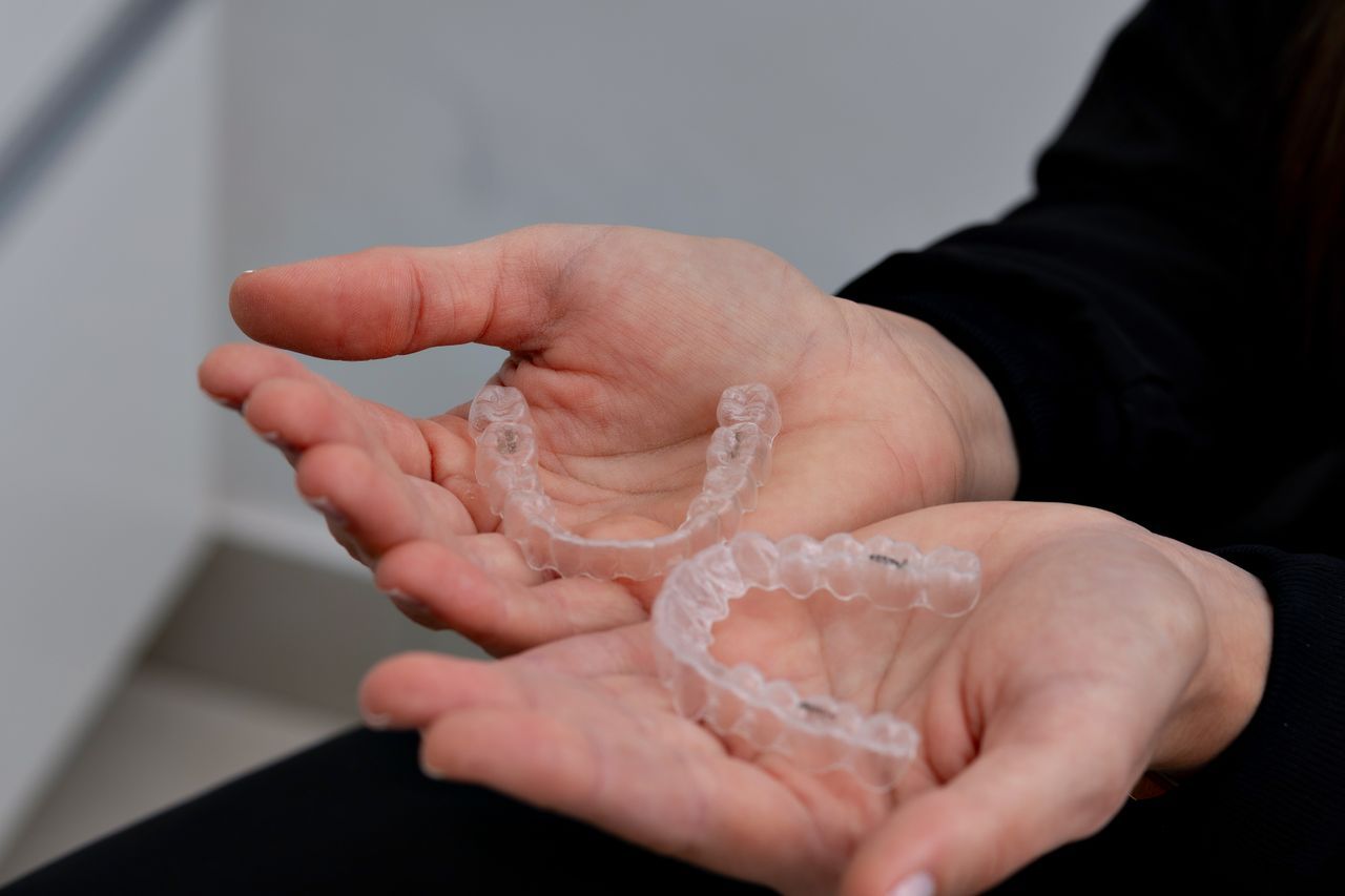 Kodėl suaugus gali pradėti keistis dantų padėtis?